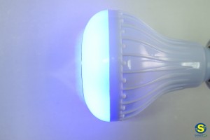 Smart LED λάμπα-ηχείο με Bluetooth και τηλεκοντρόλ