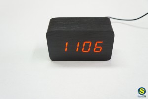 Ξύλινο επιτραπέζιο ρολόι LED με αισθητήρες κίνησης και ήχου