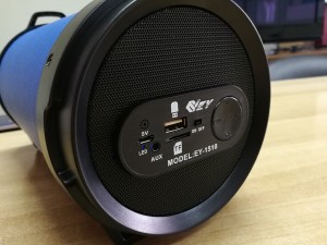 Monster: φορητό ηχείο Bluetooth με USB, FM και LED