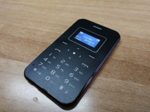 X8: κινητό σε μέγεθος πιστωτικής κάρτας