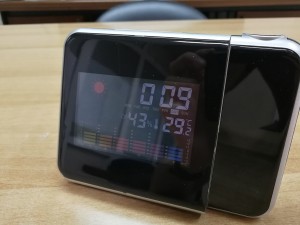 Επιτραπέζιο ρολόι - θερμόμετρο με projector