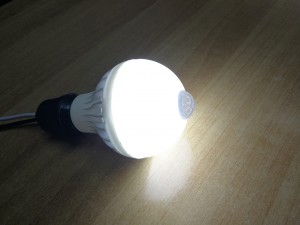 Λάμπα Smart LED με αισθητήρα κίνησης,ανάβει με την κινηση σε ενα σκοτεινο δωμάτιο για οσο κινουμαστε στο χωρο.